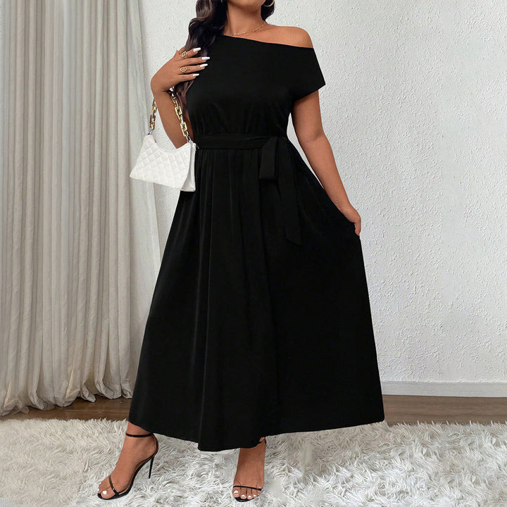 Damer elegant maxikjole med off-shoulder design og sidebindebælte Stilla