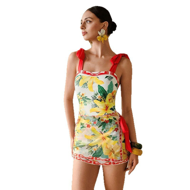 Dame one-piece badedragt med justerbare flæse stropper og floral skørt Skovae