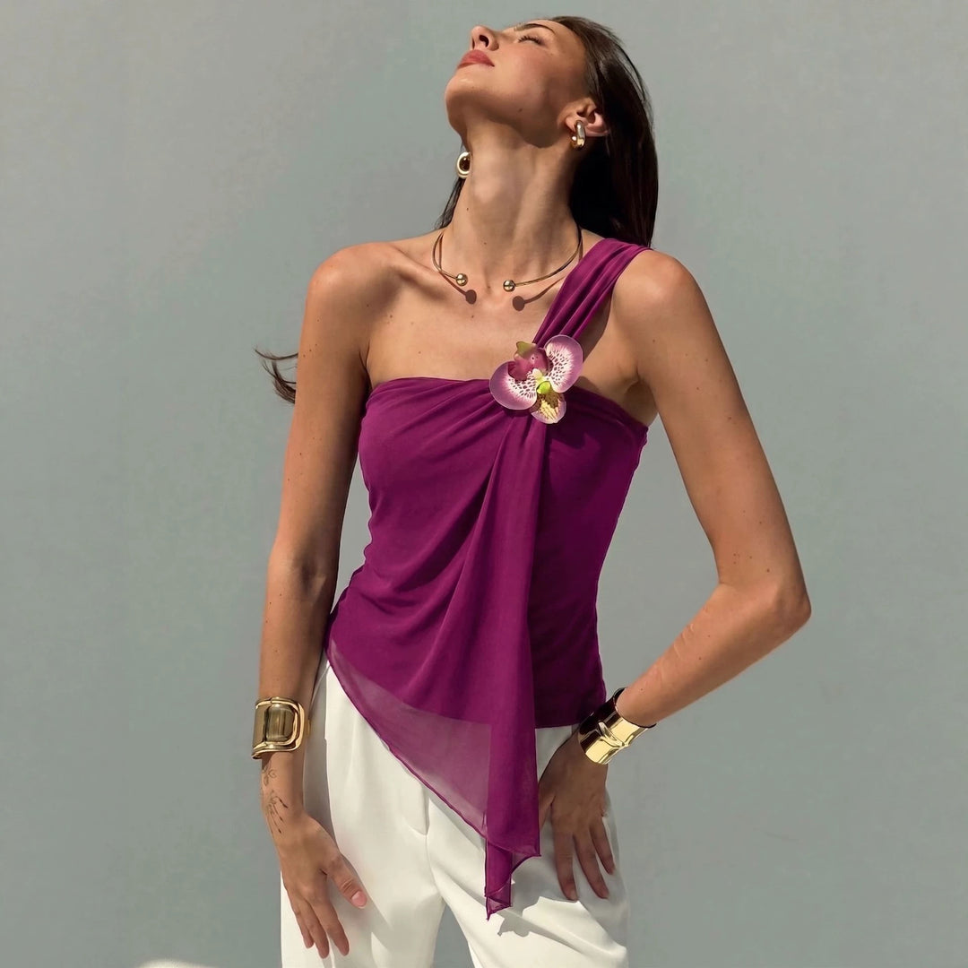 Dame nan asymmetrisk én skulder chiffon top med drapering og dekorativ brosche Skovae