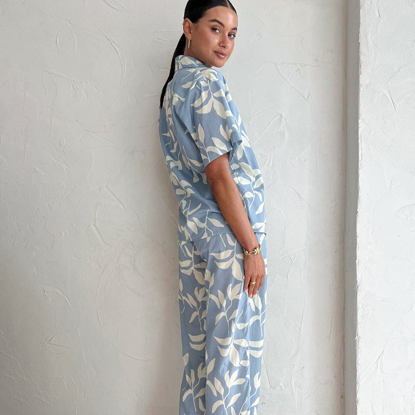 Dame sæt bestående af luftig bluse og behagelige shorts med blomstret design Stilla