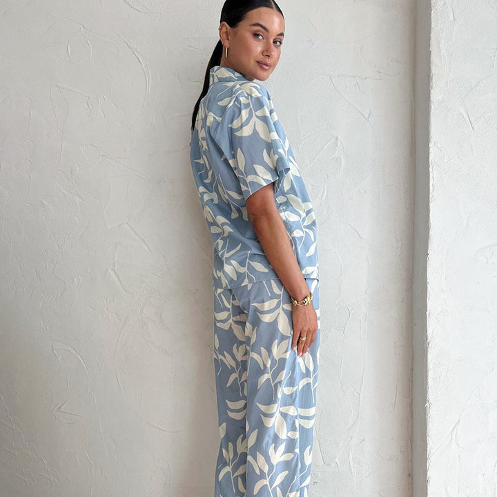 Dame sæt bestående af luftig bluse og behagelige shorts med blomstret design Stilla