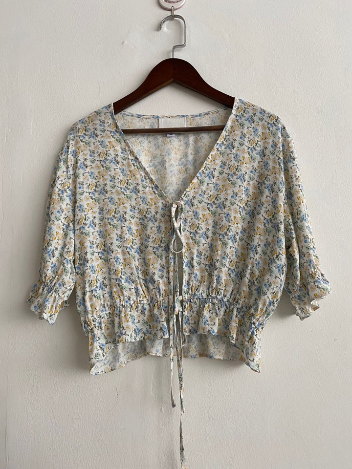 Dame luftig bluse med blomstret design og justerbar snor detalje Stilla