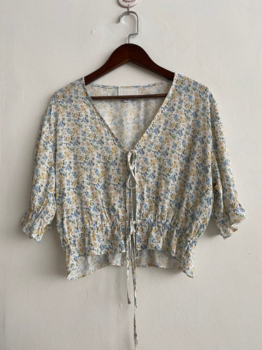 Dame luftig bluse med blomstret design og justerbar snor detalje Stilla