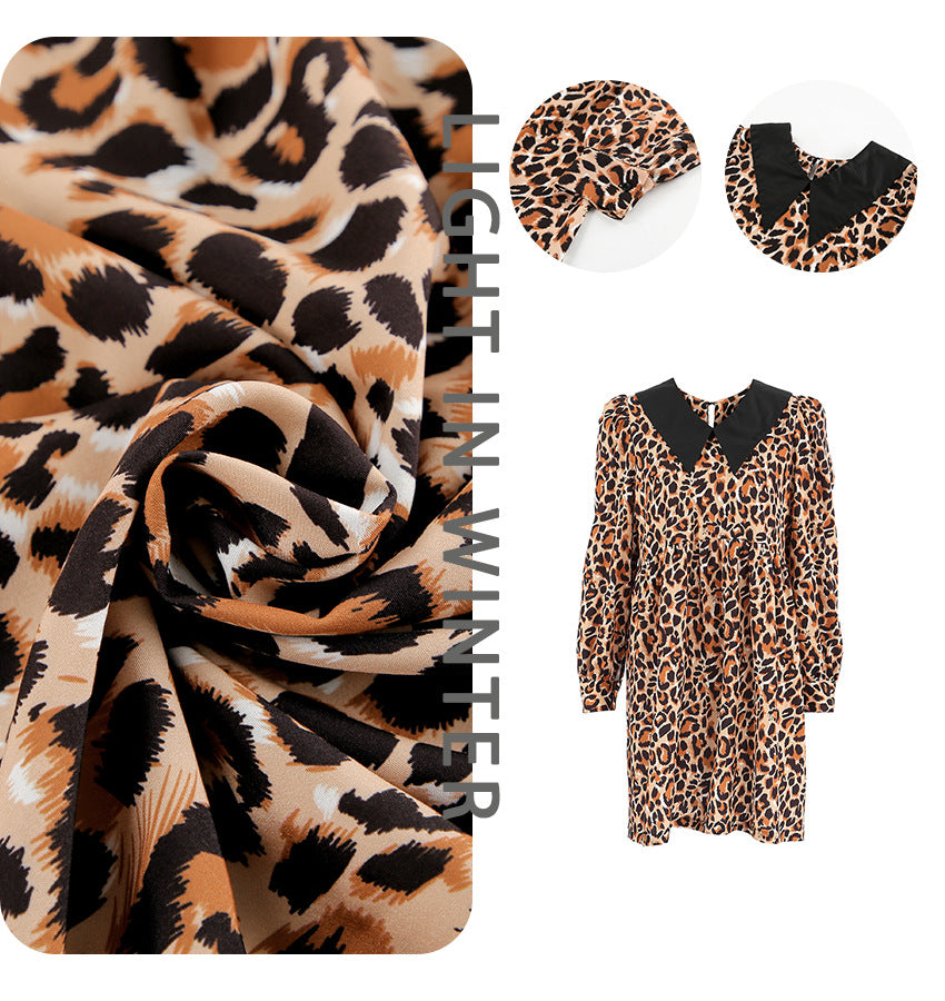 Damekjole med leopardmønster og elegant krave Stilla