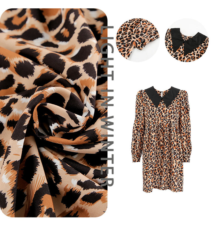 Damekjole med leopardmønster og elegant krave Stilla