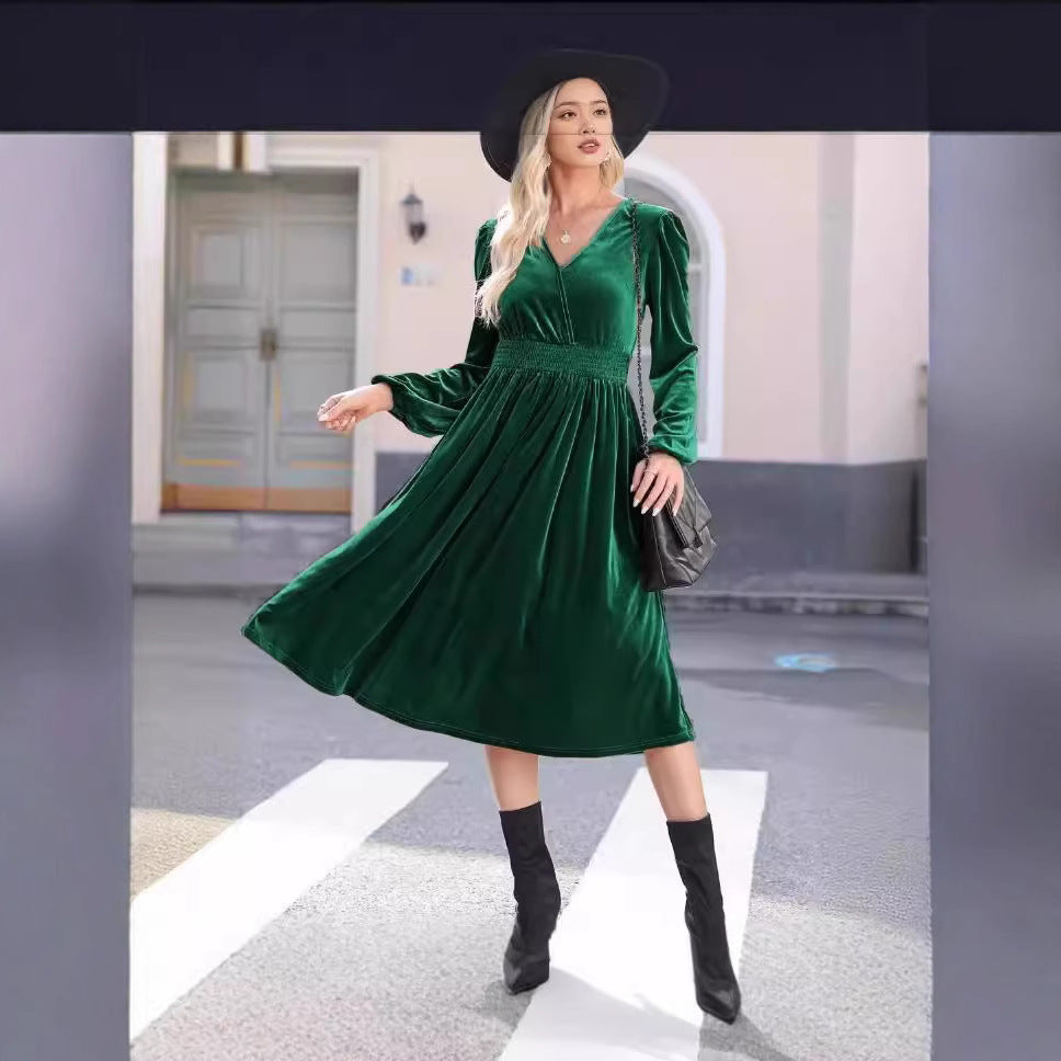 Dame Midikjole i blødt velour med minimalistisk V-udskæring og elastisk taljebånd Stilla