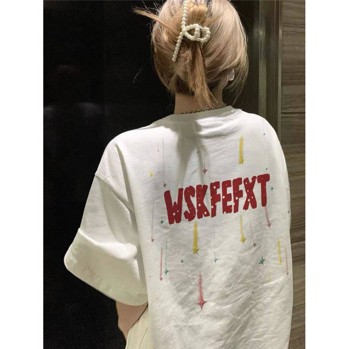 Dame T-shirt med kreativt statementtryk og afslappet snit Stilla