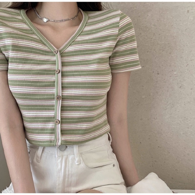 Kvindernes cropped t-shirt med fashionabelt stribet mønster og dekorative knapper