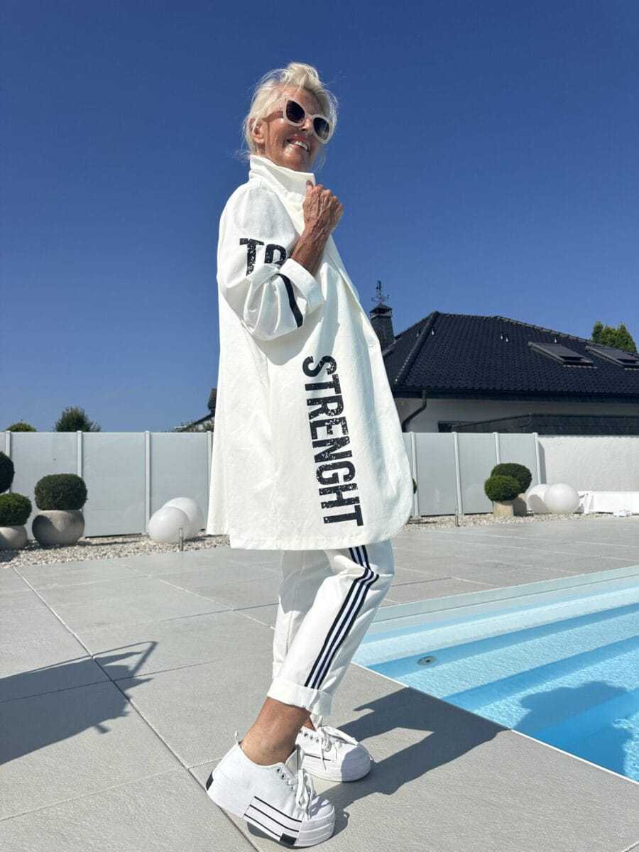 Kvinders afslappede trenchcoat med fashionable striber og stilfuld skrift Stilla