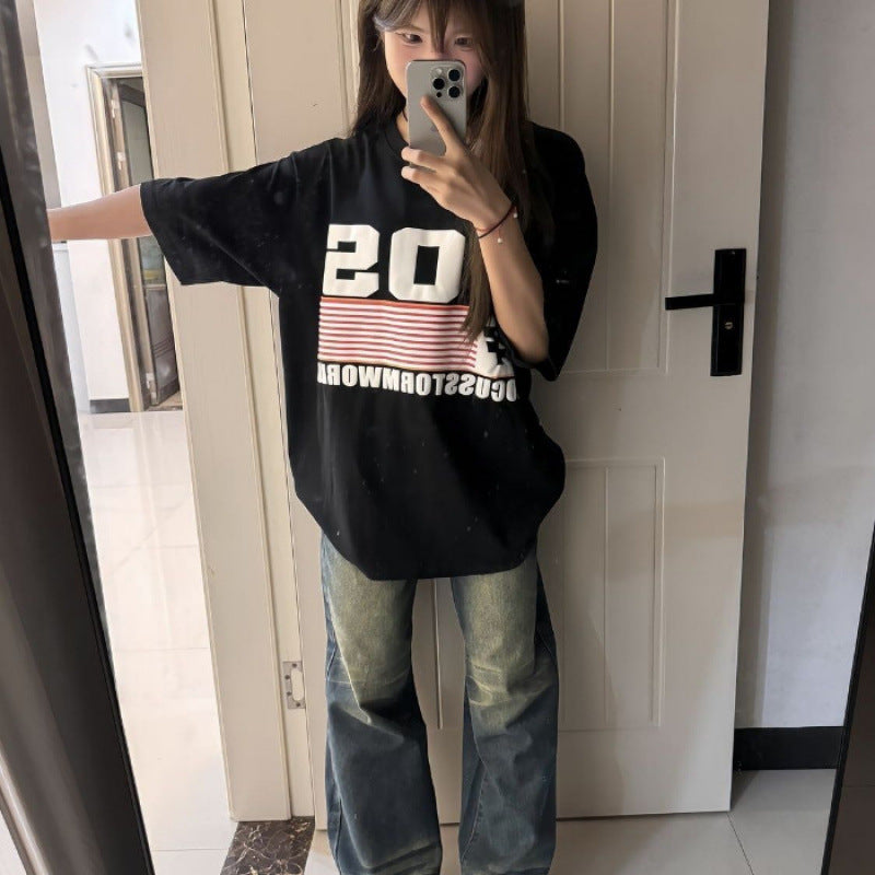 Dame Oversized T-shirt med sporty grafisk design og urban flair Stilla