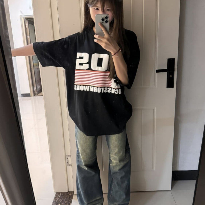 Dame Oversized T-shirt med sporty grafisk design og urban flair Stilla