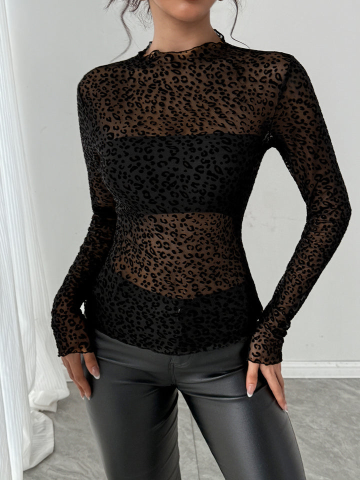Dame med en tætsiddende transparent net-top med hævet fløjlspræget leopardprint og høj hals Skovae