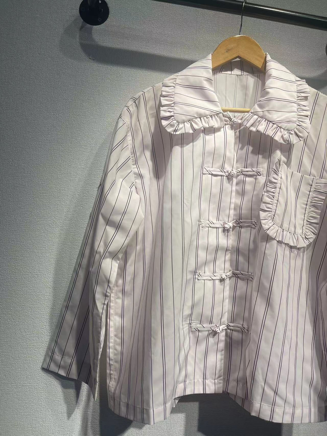 Dame modet Bluse med flæser Stilla