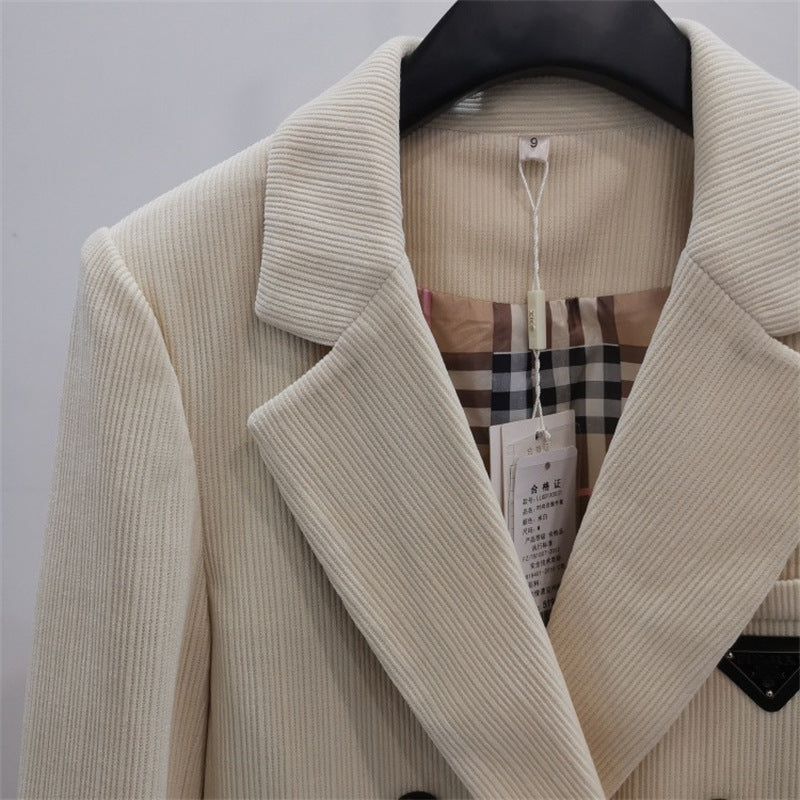 Dame kordblazer med dobbelt knapliste og elegante detaljer Stilla