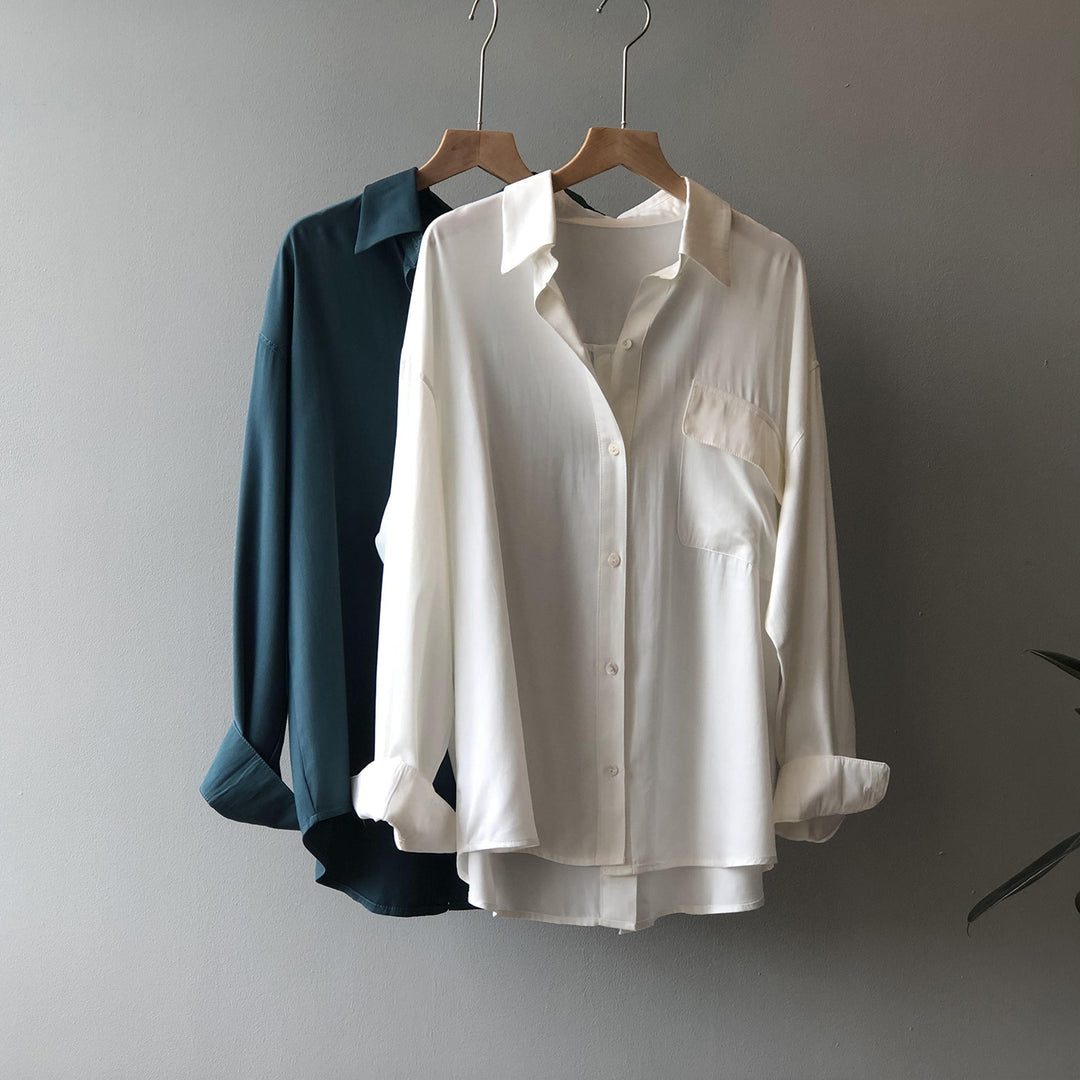 Dame satin bluse med minimalistiske detaljer og praktisk brystlomme Stilla