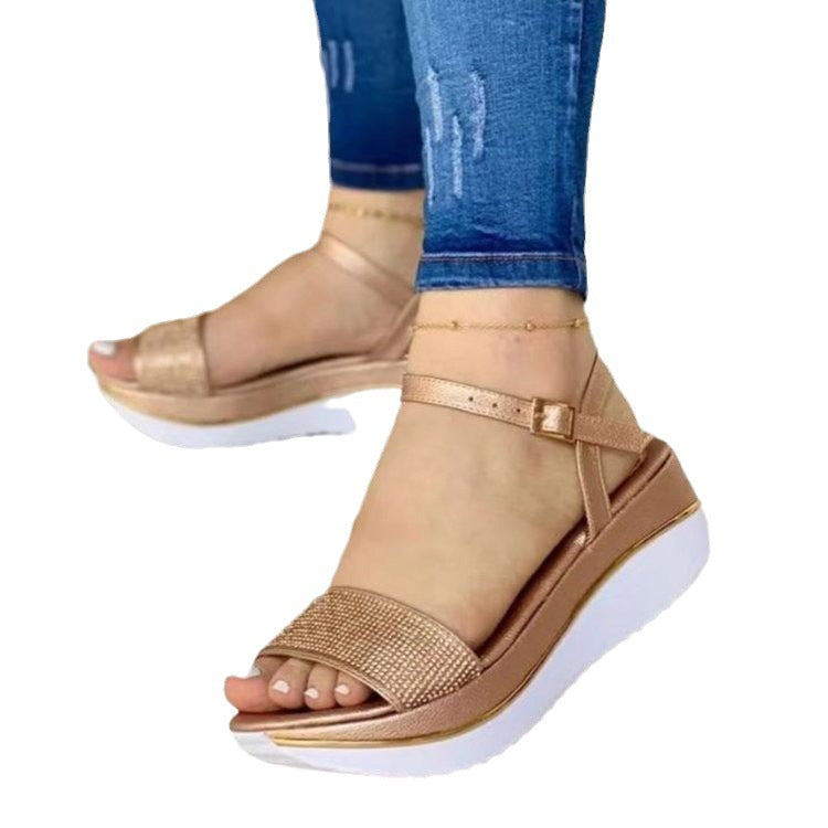 Dame Riemchen-sandaler med elegant krystaldekoration og komfortabel kilehælsåle Stilla