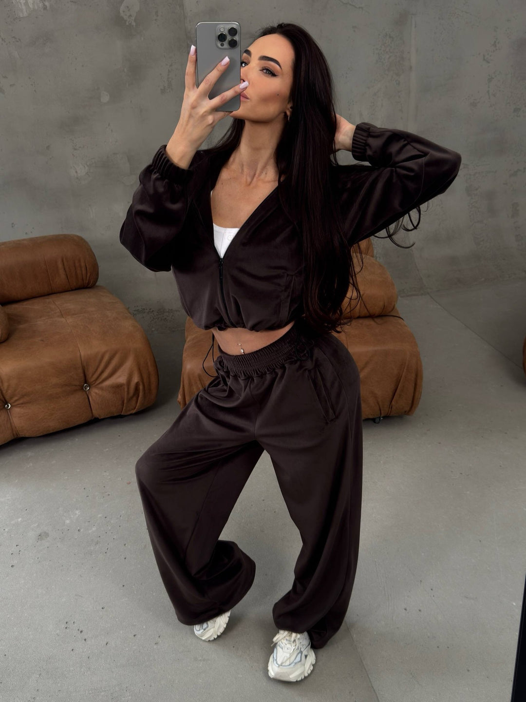 Kvinders afslappede velour loungewear sæt med cropped top og bred pasform Skovae
