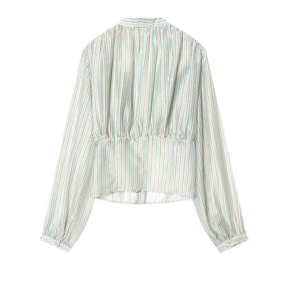 Damebluse med dyb V-udskæring og elegante ruffles detaljer Skovae