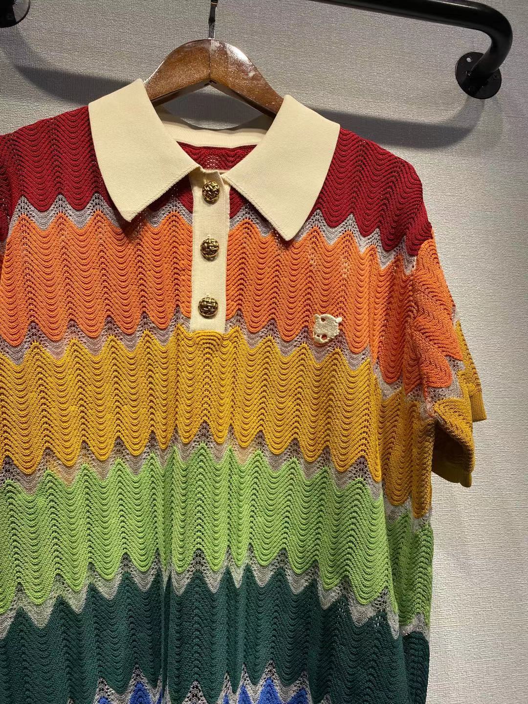 Dame poloshirt med iøjnefaldende bølgemønster og dekorative knapper Stilla