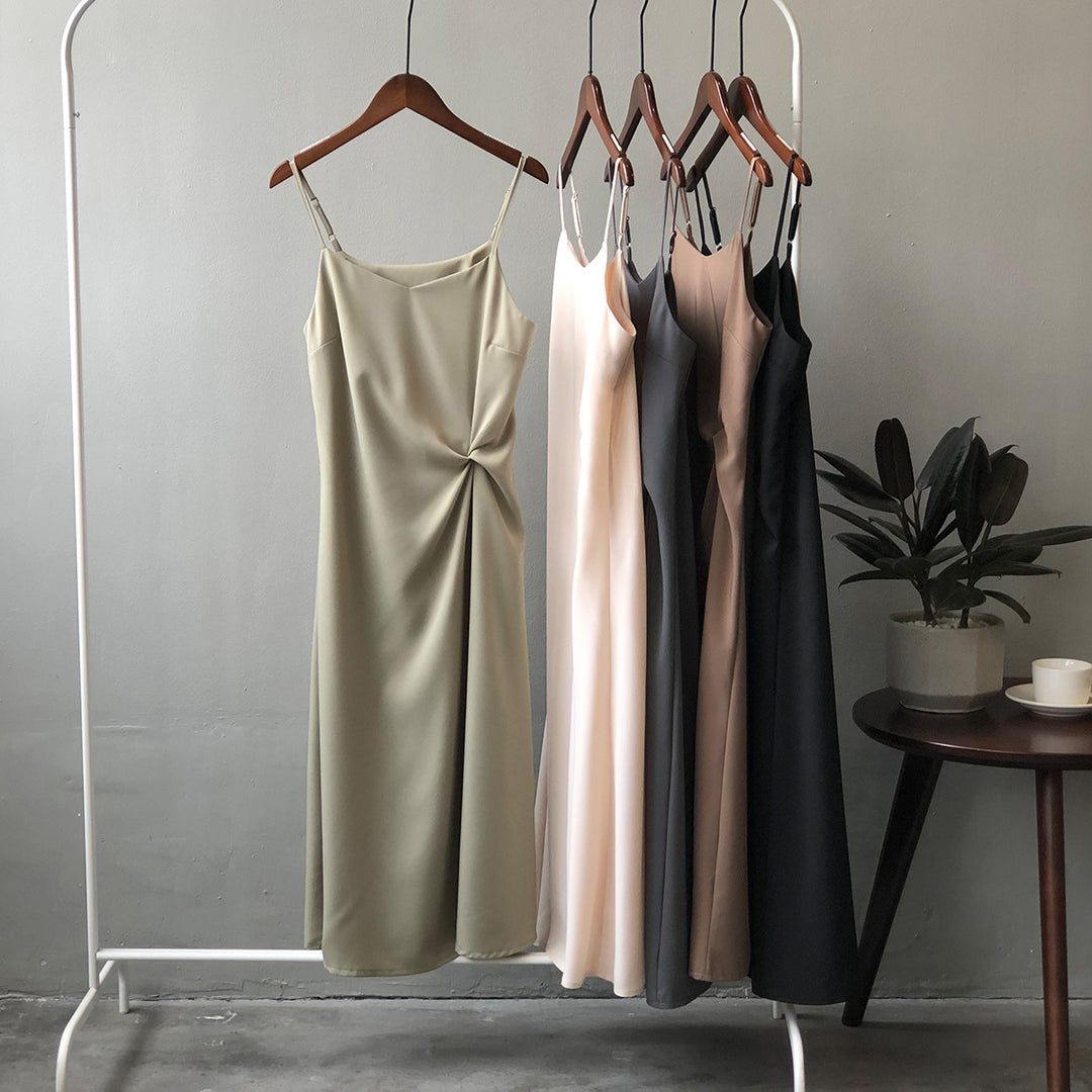 Dame elegant maxikjole med justerbare spaghettistropper og raffineret draperingsdetalje Stilla