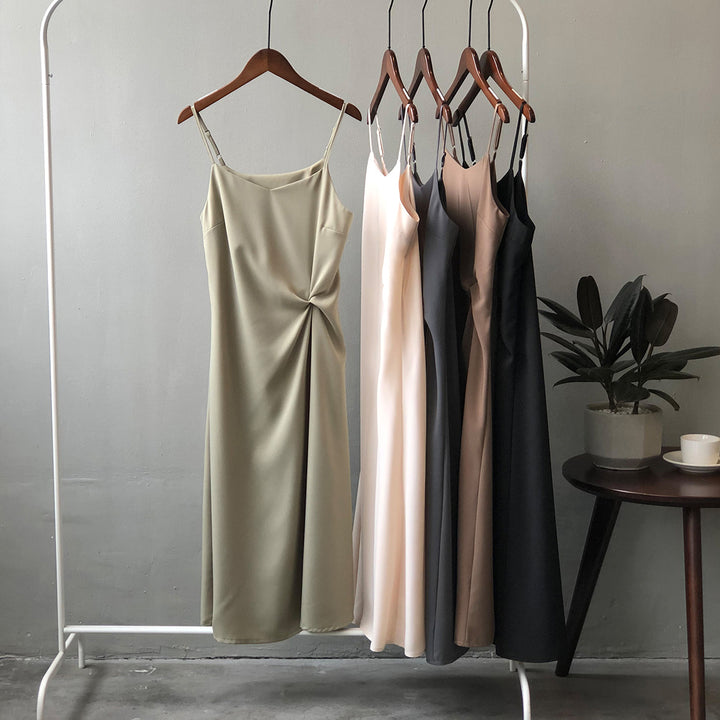 Dame elegant maxikjole med justerbare spaghettistropper og raffineret draperingsdetalje Stilla