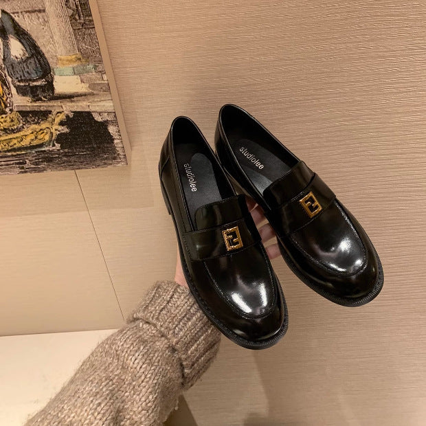 Dame elegante loafers med modisk spænde detalje og højglans overflade Stilla