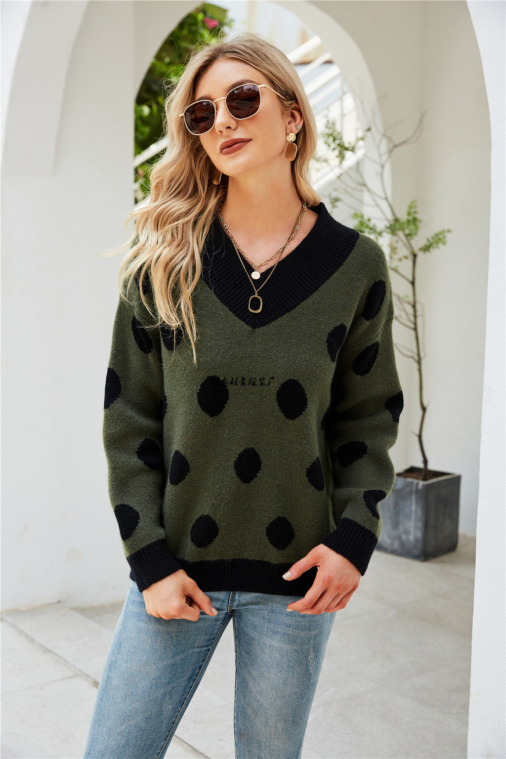 Dame mode sweater med dyb V-hals og grafisk prikdesign Stilla