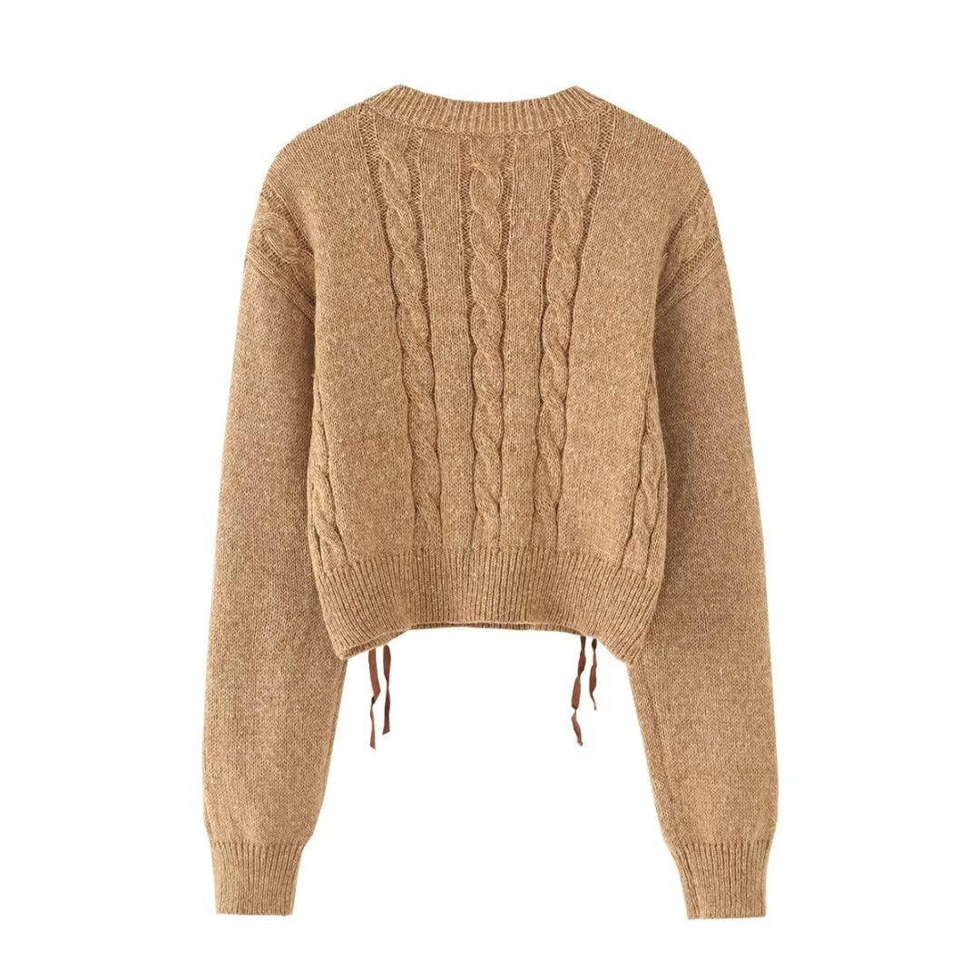 Dame moderigtig strikpullover med raffinerede snøre detaljer og afslappet snit Stilla