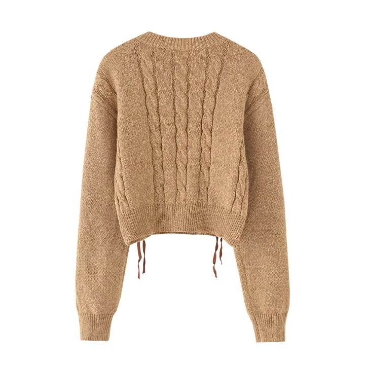 Dame moderigtig strikpullover med raffinerede snøre detaljer og afslappet snit Stilla