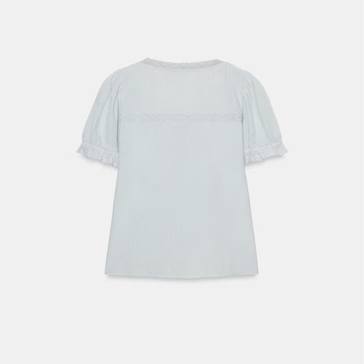 Dame luftig bluse med ruffles detaljer og dekorative knapper Skovae