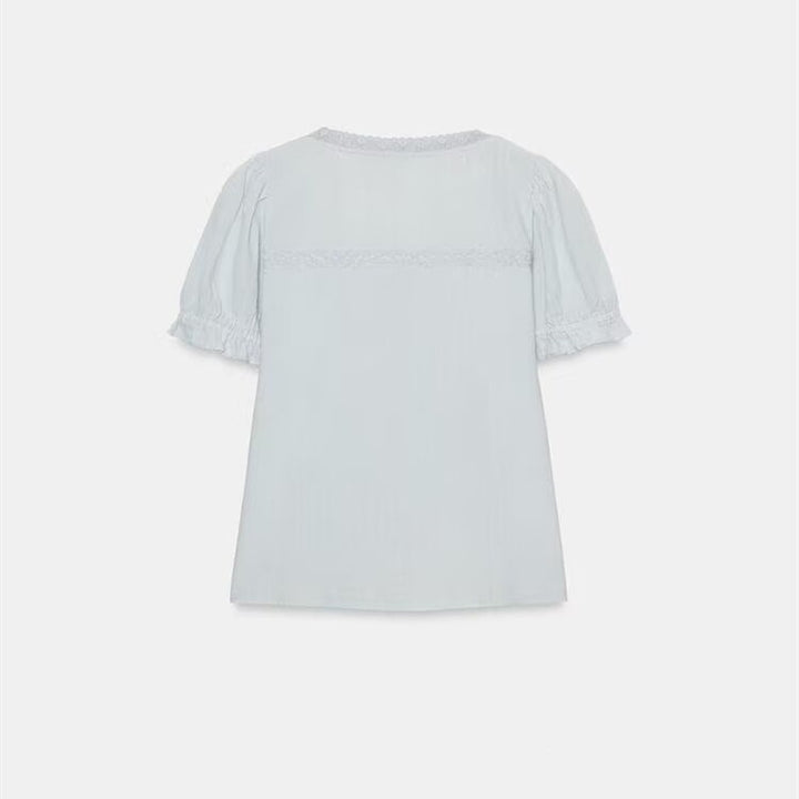 Dame luftig bluse med ruffles detaljer og dekorative knapper Skovae