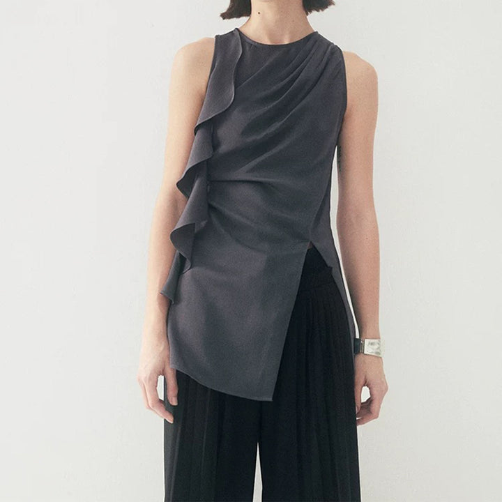Dame ærmeløst top med elegant drapering og asymmetrisk snit Stilla