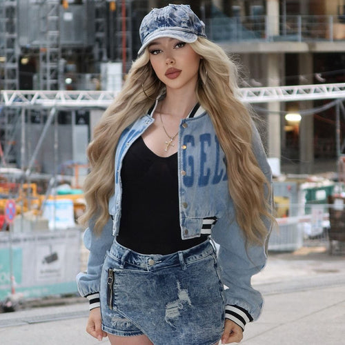 Dame Cropped Denim-Jakke med iøjnefaldende skrift og elastiske manchetter Stilla