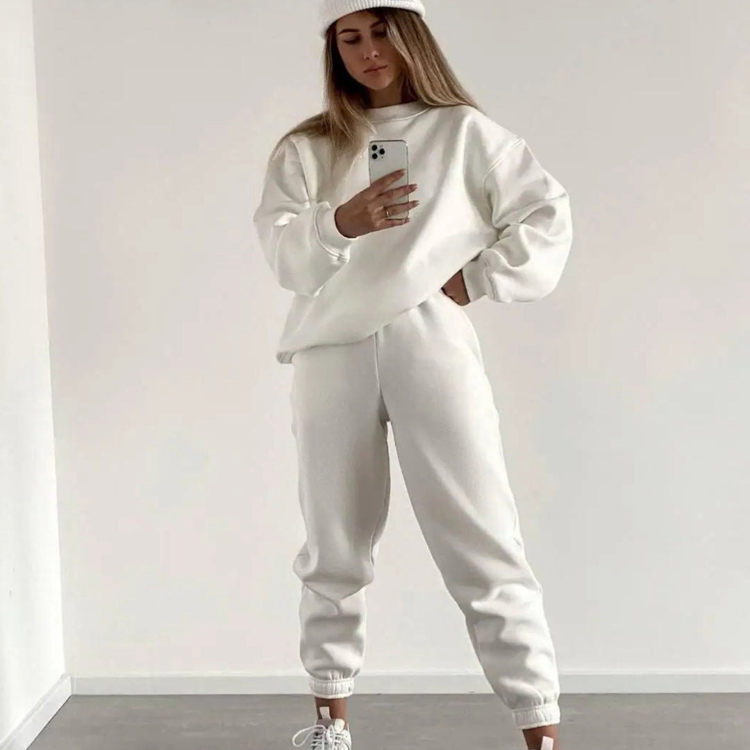 Kvinder casual sweatshirt og jogger sæt lavet af blødt materiale med elastisk talje og høj bærekomfort Skovae