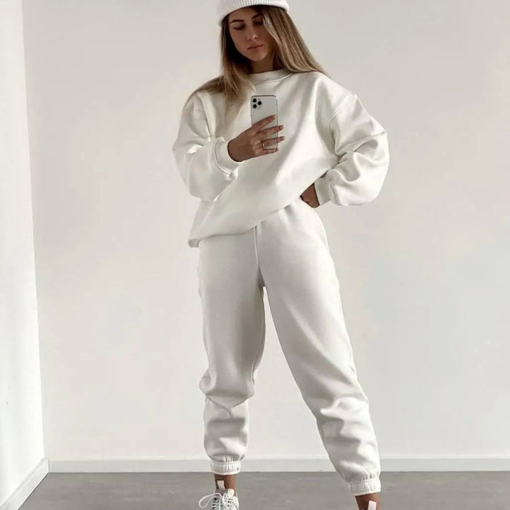 Kvinder casual sweatshirt og jogger sæt lavet af blødt materiale med elastisk talje og høj bærekomfort Skovae