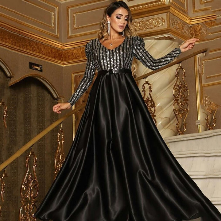 Damer Elegant aftenkjole med skinnende satin og glitrende applikationer Stilla