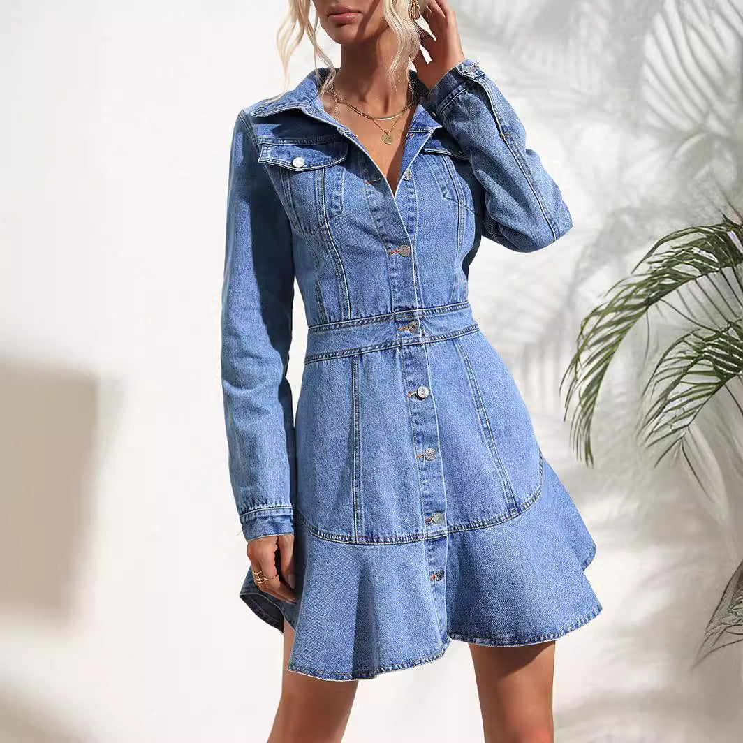 Kvindernes denimkjole i et moderne denimstil med en flagrende kant og skræddersyet silhuet Stilla