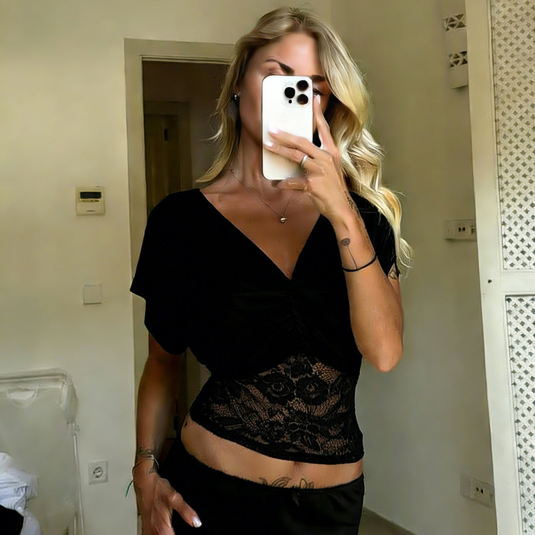 Dame elegant top med blonde og rynkning Skovae