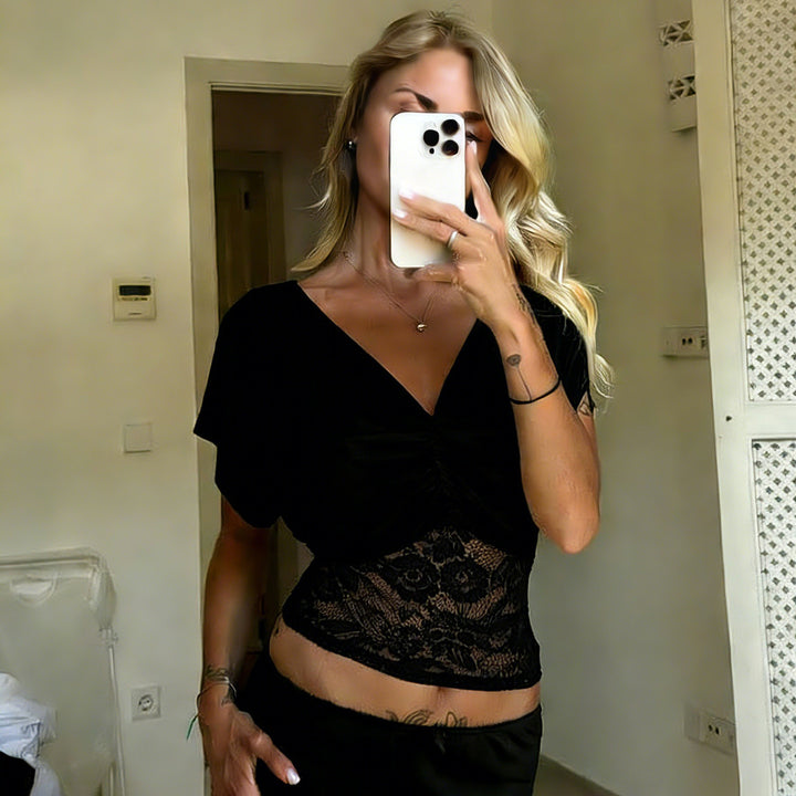 Dame elegant top med blonde og rynkning Skovae