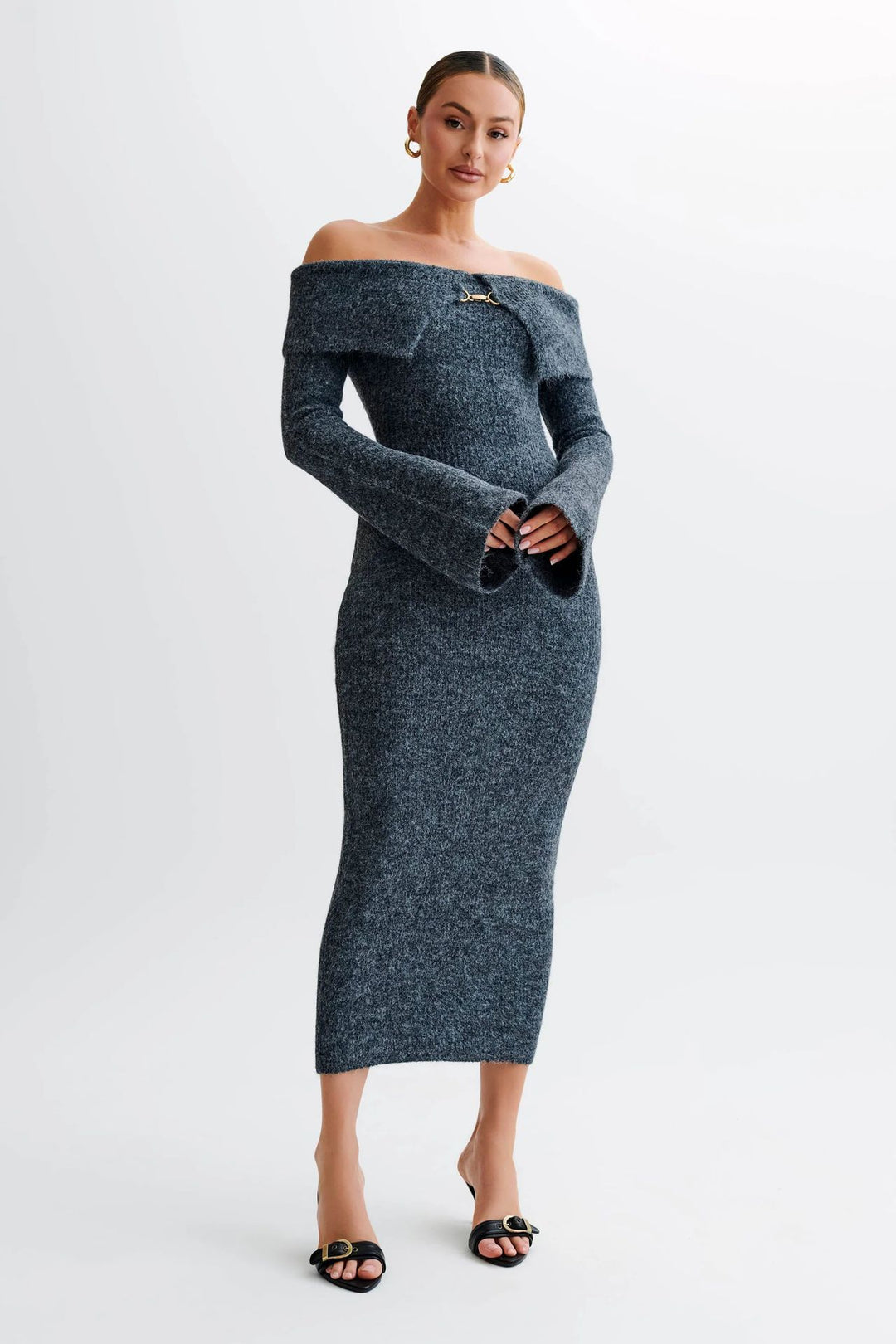 Dame Figurformet Strikkjole med Off-Shoulder-design og Knapdetalje Stilla