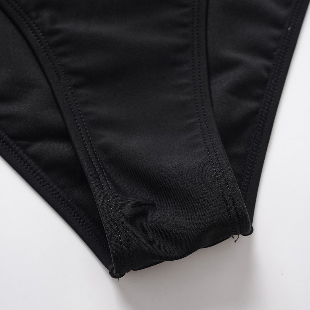 Dame ét-delt badedragt med asymmetrisk design og moderne cut-out Stilla