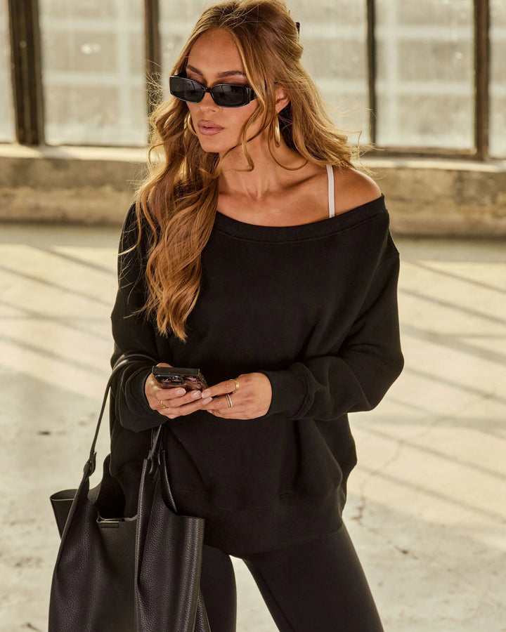 Kvinders afslappede off-shoulder sweater med brede ærmer og fashionable accenter Skovae