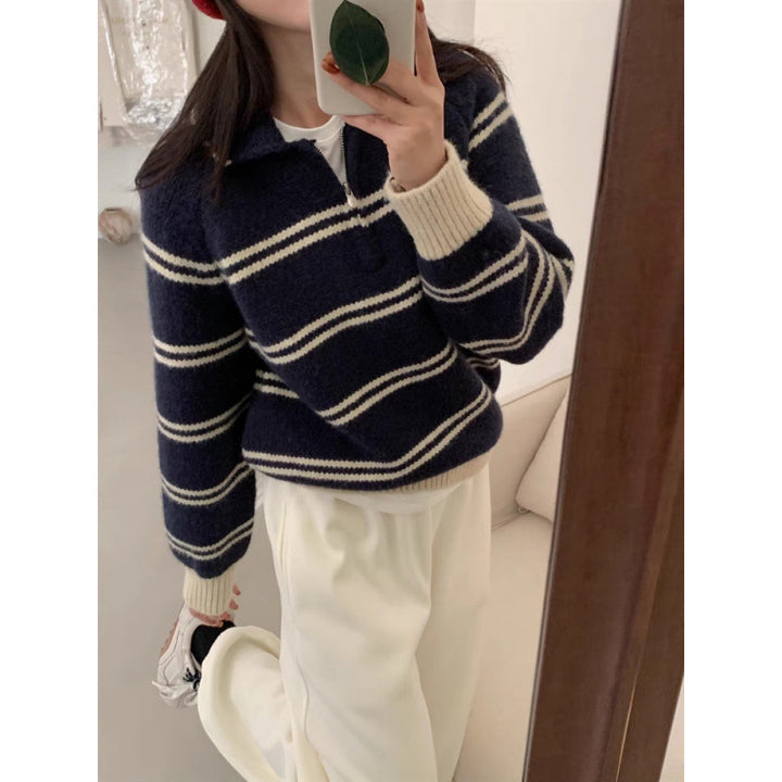 Kvinders strikket pullover med halv lynlås og stribet design Stilla