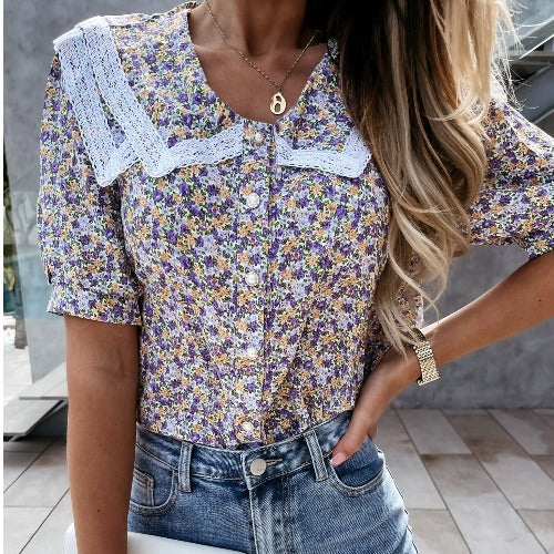 Damebluse med spidskrave og blomsterdesign Stilla