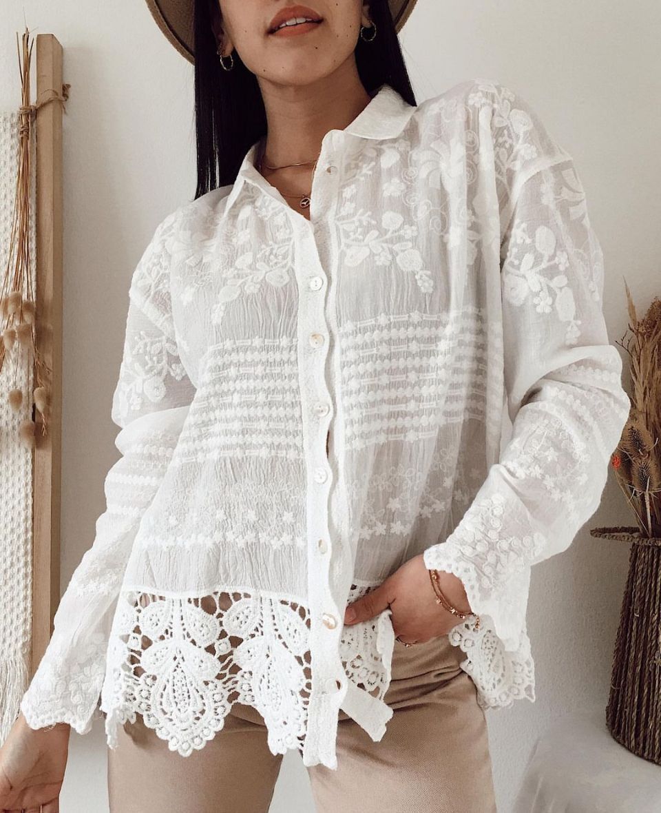 Damebluse med blomsterbroderier og dekorativt mønster Stilla