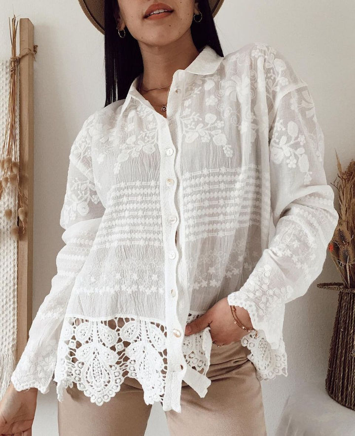 Damebluse med blomsterbroderier og dekorativt mønster Stilla