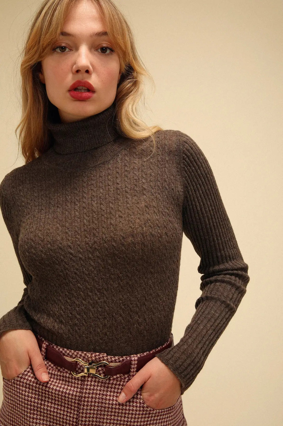 Dame finstrikpullover med høj krave og elegant struktur Stilla