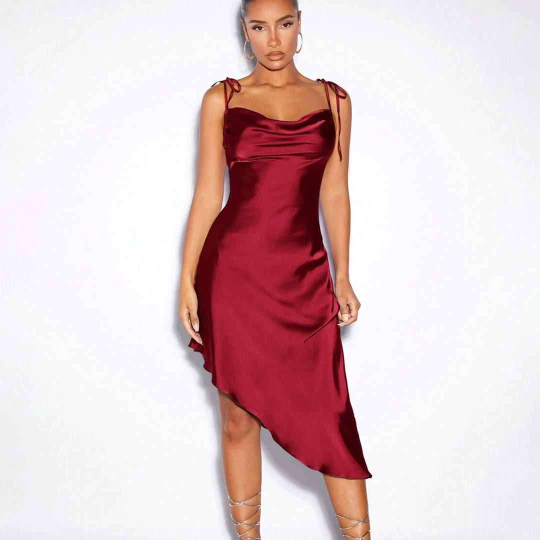 Damer Elegant asymmetrisk satin-kjole med smalle stropper Skovae