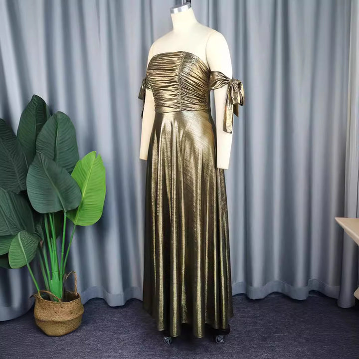 Dame glamourøst aftenkjole med off-shoulder design og elegante draperinger Skovae