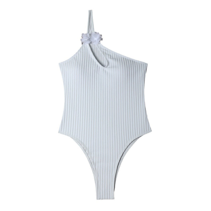 Dame badedragt med moderne riflet design og feminine blomsterdetaljer Stilla